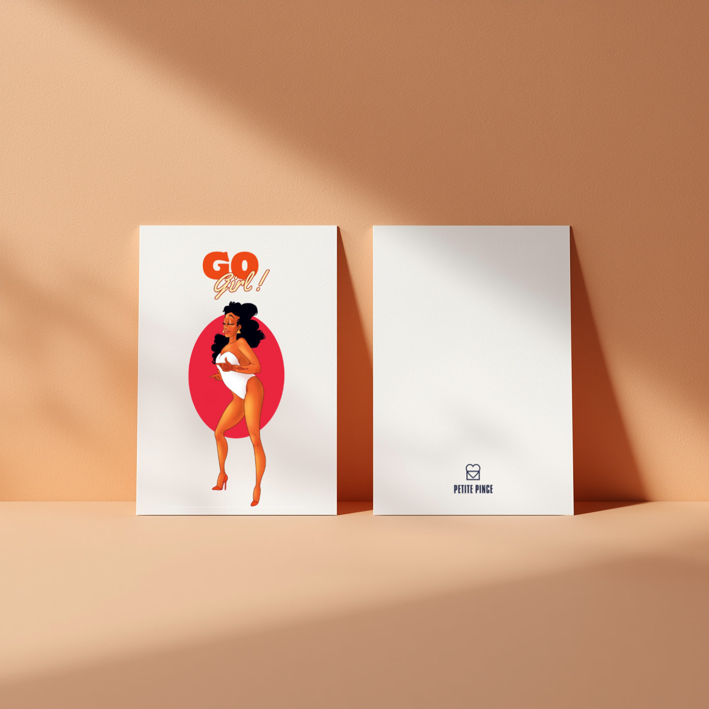 Carte femme dynamique avec logo Petit Pince, sur fond terracotta.