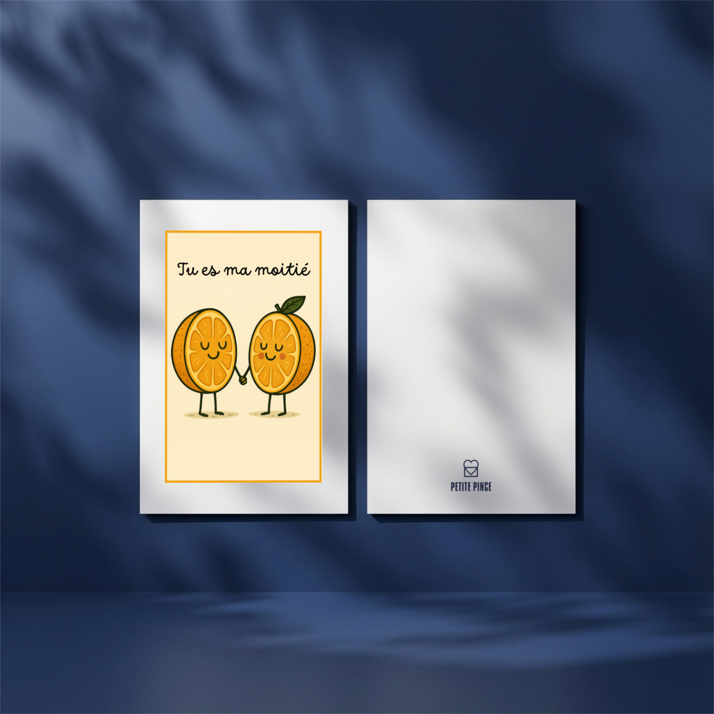 Carte double ouverte et fermée marque Petite Pince thème amour. Fond bleu nuit estival.