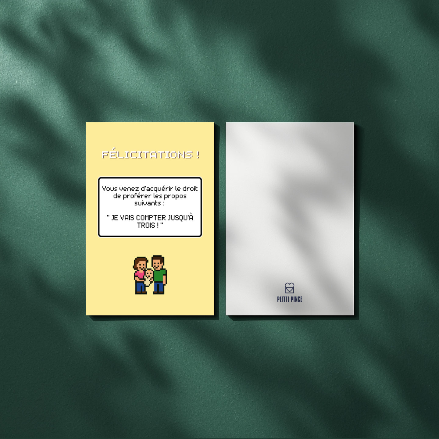 Vue du recto et du verso de la carte de naissance humoristique Petite Pince sur un fond vert foncé texturé.