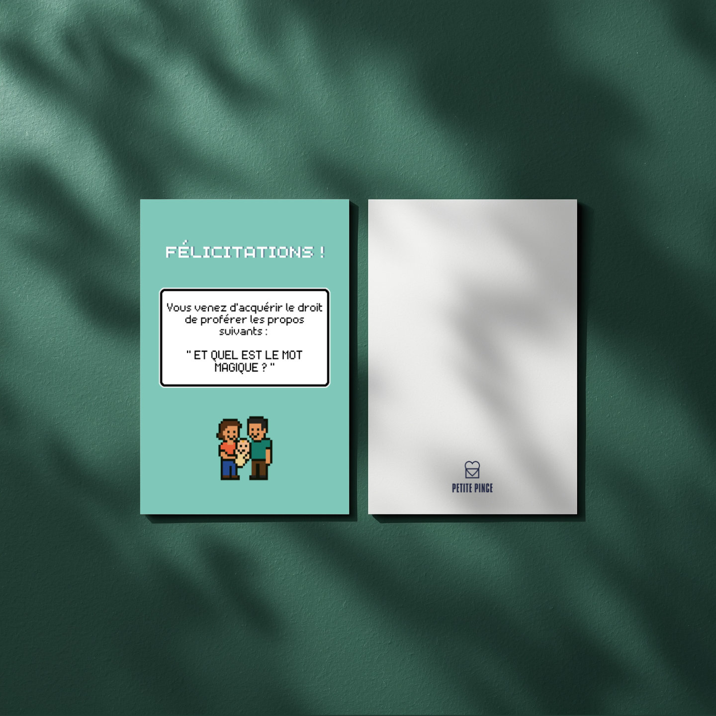 Vue du recto et du verso de la carte de naissance "Mot Magique" posée sur un fond vert foncé avec le logo Petite Pince.