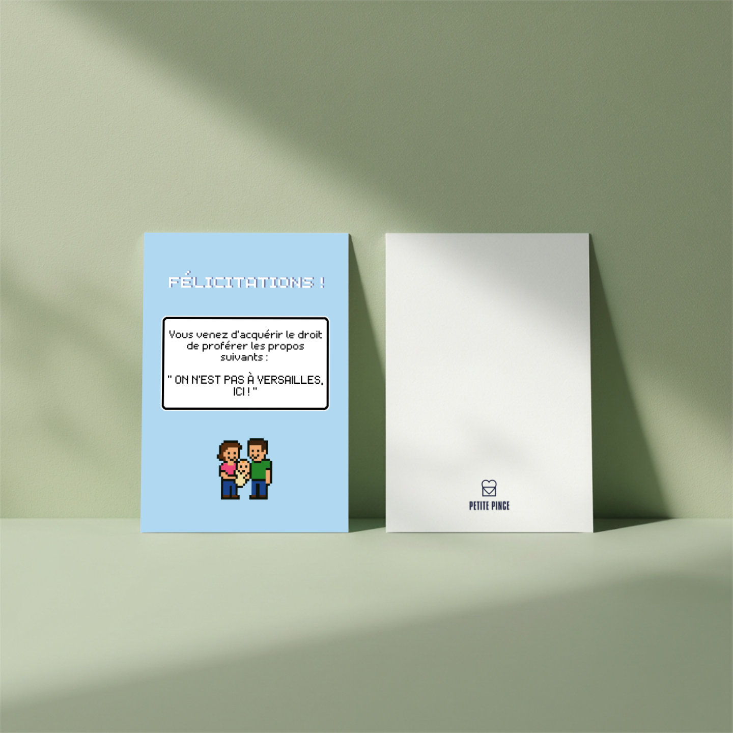 Vue du recto et du verso de la carte de naissance humoristique Petite Pince sur un fond vert sauge.