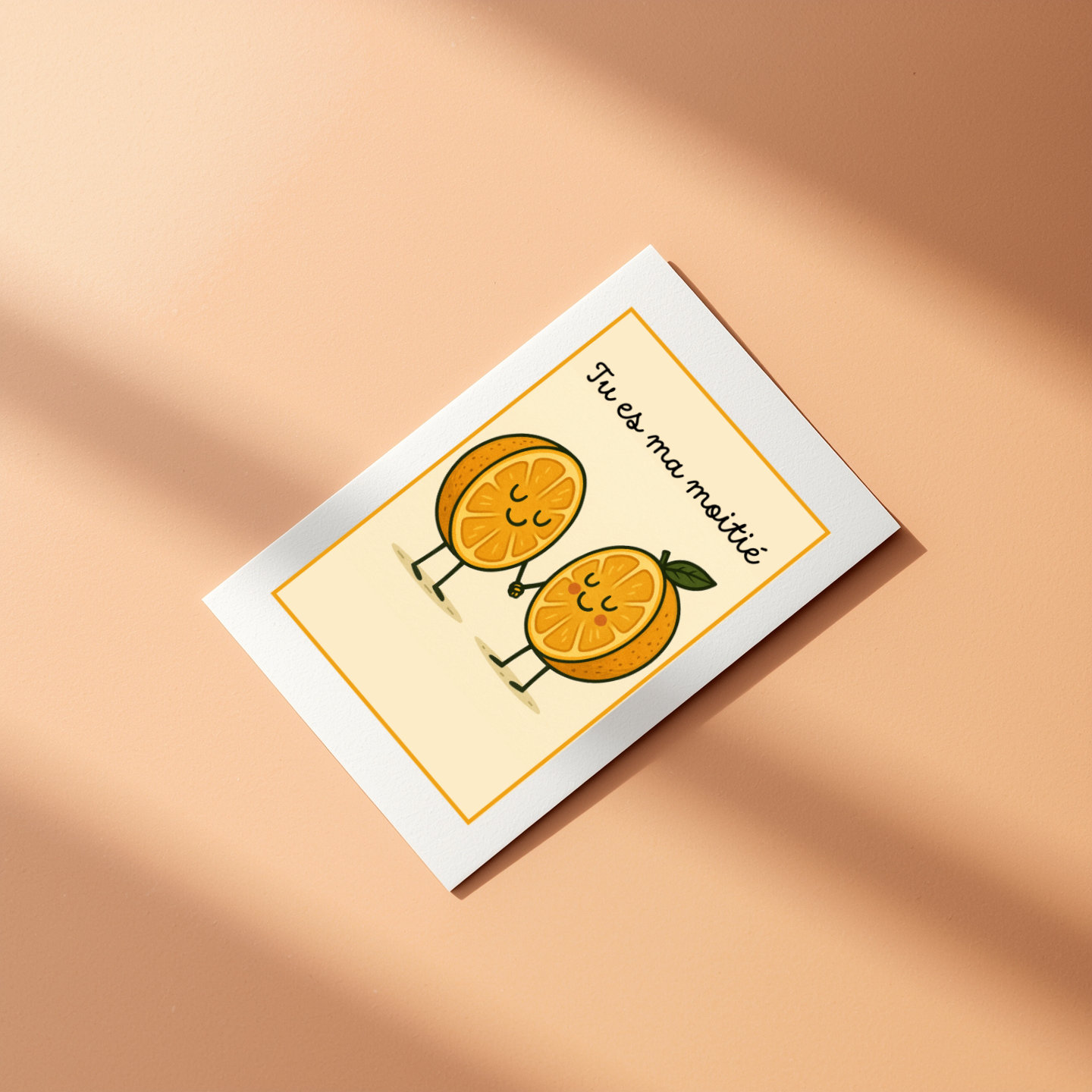 Carte de vœux déclaration vitaminée posée sur fond rosé naturel.