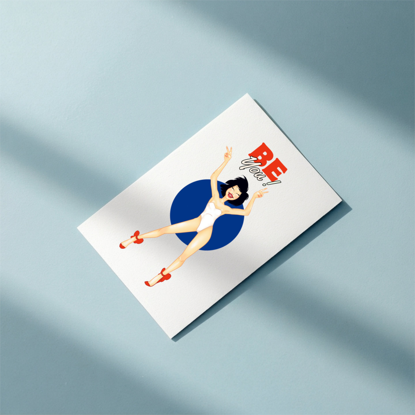 Carte de vœux style pop art moderne posée sur fond bleu électrique.