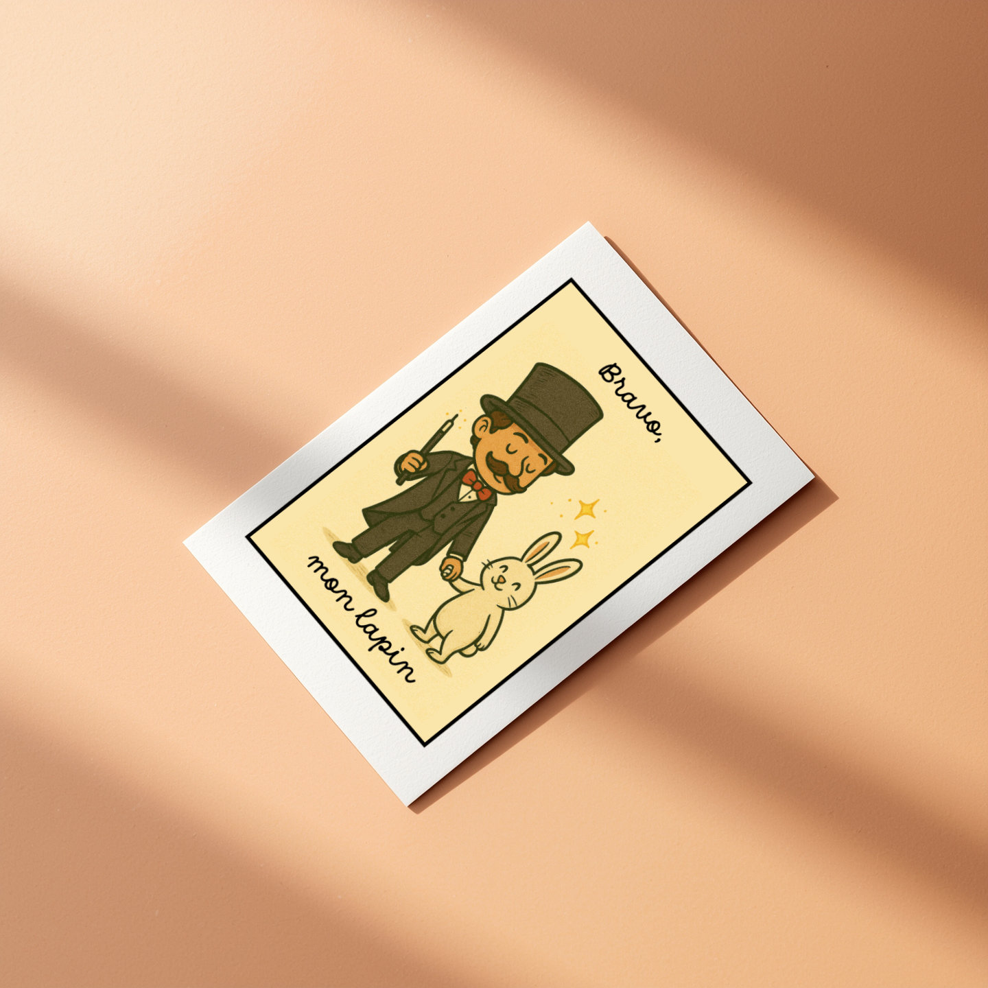 Carte de félicitations originale thème magie posée sur fond rosé mystérieux.