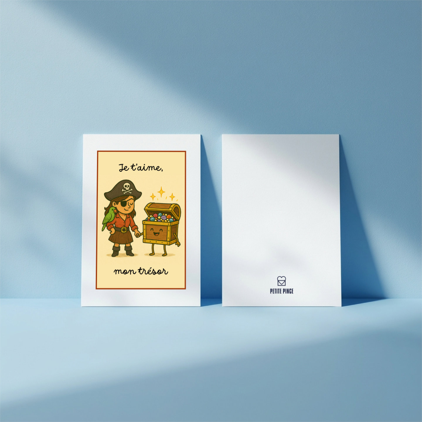 Carte de félicitations ou amour thème pirate posée sur fond bleu azur et océan.